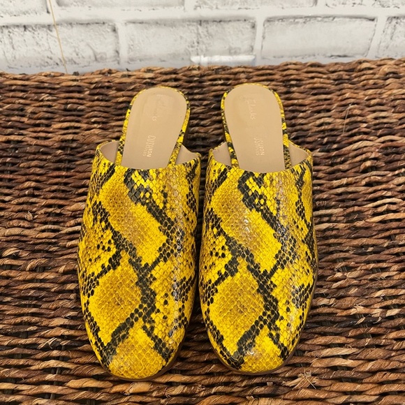 NWOT Women’s Clarks yellow and black snakeskin patterned mule clogs 9.5 - Picture 2 of 7